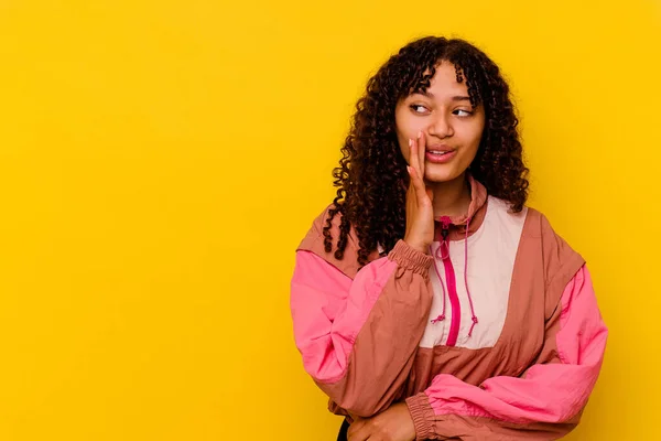 Jovem Mista Mulher Isolada Fundo Rosa Está Dizendo Segredo Quente — Fotografia de Stock