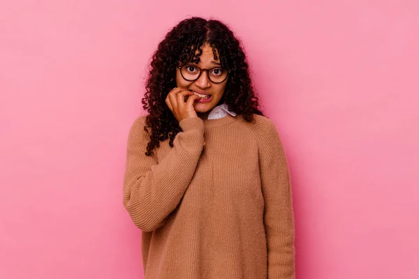 Jovem Mista Mulher Isolada Fundo Rosa Mordendo Unhas Nervosa Muito — Fotografia de Stock