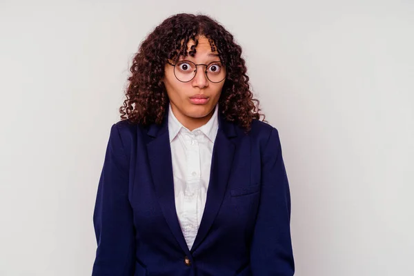 Joven Empresa Mixta Mujer Raza Aislada Sobre Fondo Blanco Encoge — Foto de Stock