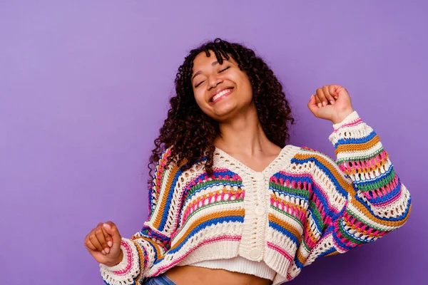 Jong Gemengd Ras Vrouw Geïsoleerd Paars Achtergrond Dansen Het Hebben — Stockfoto