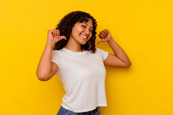 Mujer Joven Mestiza Aislada Sobre Fondo Amarillo Siente Orgullosa Segura —  Fotos de Stock