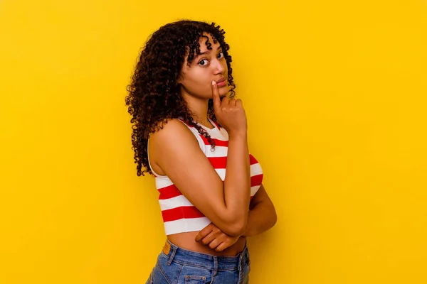 Jovem Mista Mulher Isolada Fundo Amarelo Infeliz Olhando Câmera Com — Fotografia de Stock