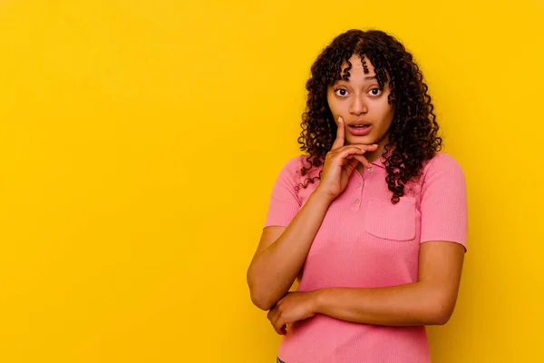 Mujer Joven Raza Mixta Aislada Sobre Fondo Amarillo Mirando Lado —  Fotos de Stock