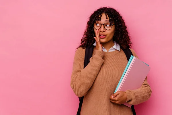 Jovem Estudante Mista Mulher Isolada Fundo Rosa Está Dizendo Segredo — Fotografia de Stock