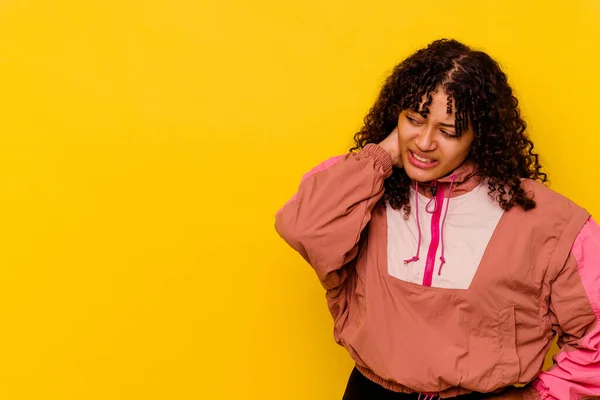 Jovem Mista Mulher Isolada Fundo Rosa Tocando Parte Trás Cabeça — Fotografia de Stock