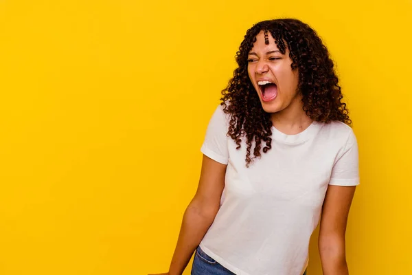 Mujer Joven Raza Mixta Aislada Sobre Fondo Amarillo Gritando Muy —  Fotos de Stock