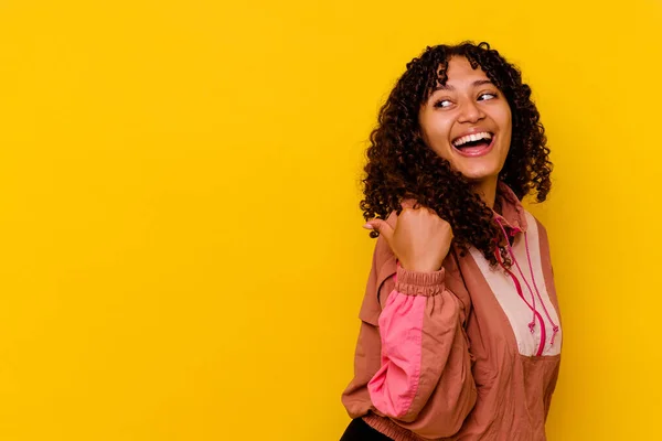 Jonge Gemengde Ras Vrouw Geïsoleerd Roze Achtergrond Punten Met Duim — Stockfoto