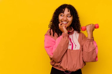 Sarı arka planda soyutlanmış genç, melez bir kadın.