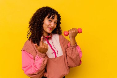 Sarı arka planda soyutlanmış genç, melez bir kadın.