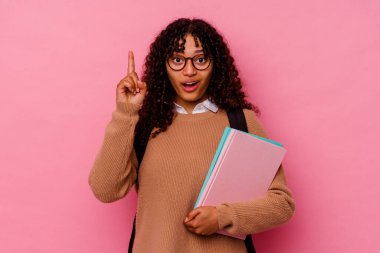 Pembe arka planda izole edilmiş genç öğrenci ırk kadının bir fikri var, ilham verici bir kavram..