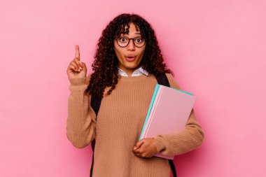 Pembe arka planda soyutlanmış genç bir ırk öğrencisi kadının harika bir fikri var, yaratıcılık kavramı..