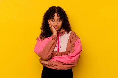 Pembe arka planda soyutlanmış, sıkılmış, yorgun ve dinlenmeye ihtiyacı olan genç melez bir kadın..