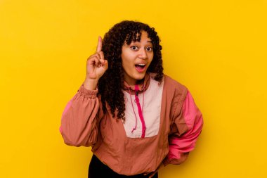 Pembe arka planda soyutlanmış genç melez bir kadının bir fikri, ilham konsepti var..