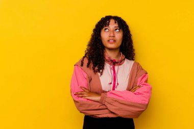 Pembe arka planda izole edilmiş genç melez kadın tekrarlanan bir görevden yoruldu..