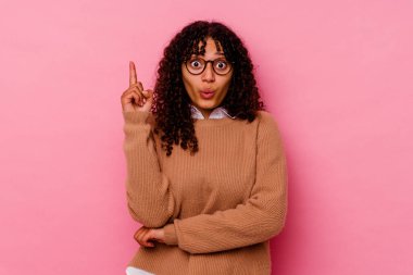 Pembe arka planda soyutlanmış genç melez bir kadının harika bir fikri var, yaratıcılık kavramı..