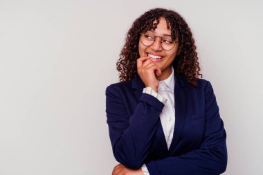 Beyaz arka planda izole edilmiş genç iş kadını. Bir şeyin fotokopi alanına baktığını düşünerek rahatlamış..