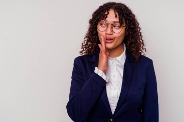 Beyaz arka planda izole edilmiş genç bir iş kadını gizli bir fren haberinin olduğunu söylüyor.