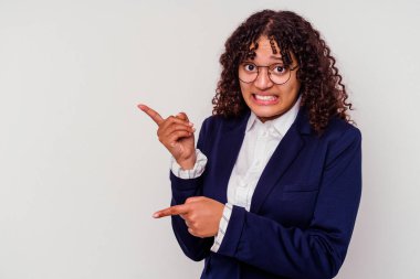 Beyaz arka planda izole edilmiş genç bir iş kadını işaret parmağıyla bir kopya alanı işaret ederek şok oldu..