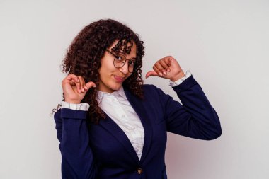 Beyaz arka planda izole edilmiş genç iş kadını gururlu ve kendinden emin hissediyor, örnek olarak.