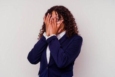 Genç iş kadını, beyaz arka planda izole edilmiş korkmuş ve gergin parmaklarıyla göz kırp..