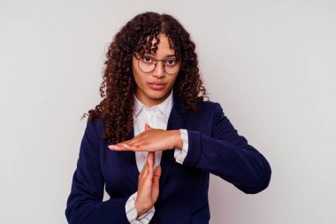 Genç bir iş kadını beyaz arka planda izole edilmiş bir şekilde mola veriyor..