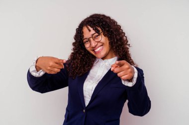 Genç iş kadını, beyaz arka planda soyutlanmış neşeli gülüşler öne doğru işaret ediyor..