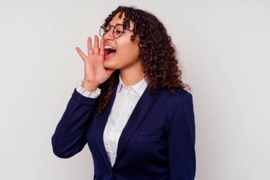 Genç iş kadını beyaz arka planda izole edilmiş bağırıyor ve avuç içi açık bir şekilde ağzını tutuyor..