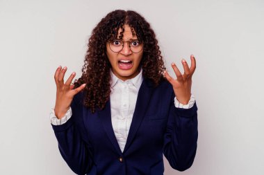 Genç iş kadını, beyaz arka planda izole edilmiş öfkeyle bağırıyor..