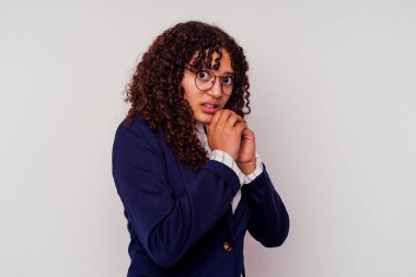 Genç iş kadını, beyaz arka planda soyutlanmış korkmuş ve korkmuş..