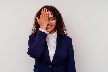 Beyaz arka planda izole edilmiş, yüzünün yarısını palmiye ile örterek eğlenen genç iş kadını..