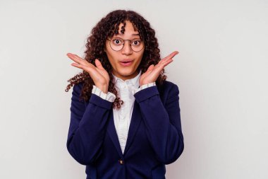 Beyaz arka planda izole edilmiş genç iş kadını şaşırdı ve şok oldu..