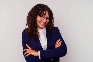 Genç iş kadını, beyaz arka planda izole edilmiş, kendinden emin, kararlılıkla kollarını kavuşturan..