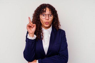 Genç iş kadını, beyaz arka planda izole edilmiş, yaratıcılık kavramına sahip..