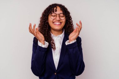 Genç iş kadını, beyaz arka planda izole edilmiş neşeli bir şekilde gülüyor. Mutluluk kavramı.