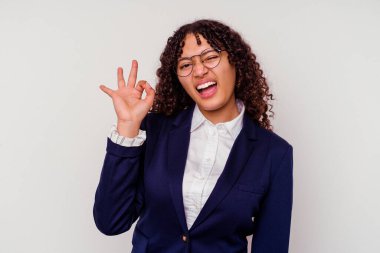 Genç iş kadını, beyaz arka planda soyutlanmış bir şekilde göz açıp kapayana kadar iyi bir el hareketi yapıyor..