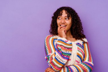 Mor arka planda izole edilmiş genç bir ırk kadını rahatlamış bir şeyin fotokopi odasına baktığını düşünüyor..