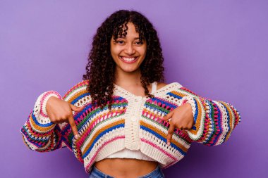 Mor arka planda izole edilmiş genç melez kadın parmakları aşağıda, olumlu bir his var..