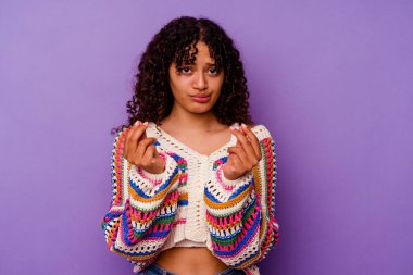 Mor arka planda izole edilmiş genç melez kadın parası olmadığını gösteriyor..