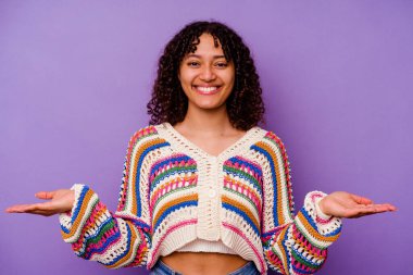 Mor arka planda izole edilmiş genç melez kadın hoş bir yüz ifadesi sergiliyor..