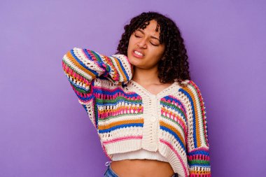 Mor arka planda izole edilmiş genç bir ırk kadını sabit yaşam tarzından dolayı boyun ağrısı çekiyor..