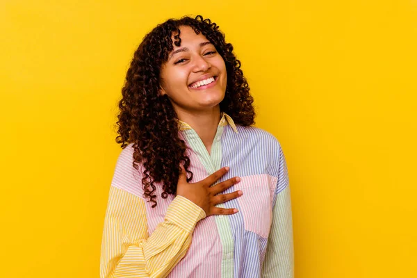 Jovem Mista Mulher Isolada Fundo Amarelo Voz Alta Mantendo Mão — Fotografia de Stock