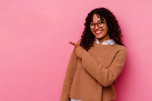 Jeune Femme Métisse Isolée Sur Fond Rose Souriant Pointant Doigt — Photo