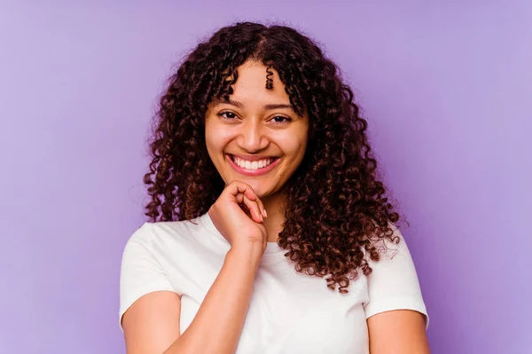 年轻的混血女子特写 背景为紫色 — 图库照片