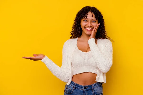 Jonge Gemengde Ras Vrouw Geïsoleerd Gele Achtergrond Houdt Kopieerruimte Een — Stockfoto