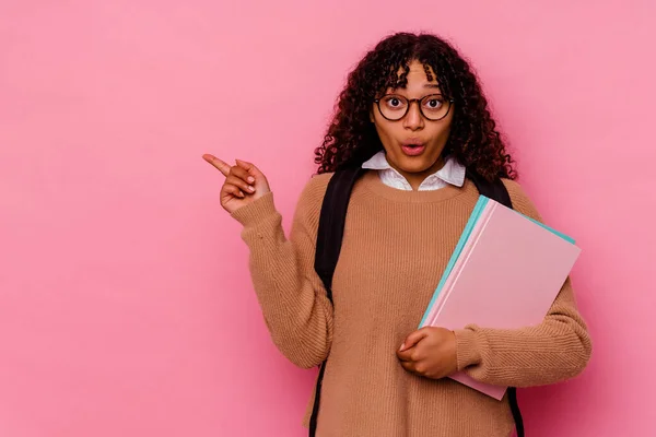 Young Student Mixed Race Woman Isolated Pink Background Pointing Side — Stock Photo, Image