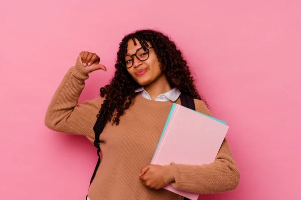 Jeune Étudiante Mixte Femme Isolée Sur Fond Rose Sent Fière — Photo