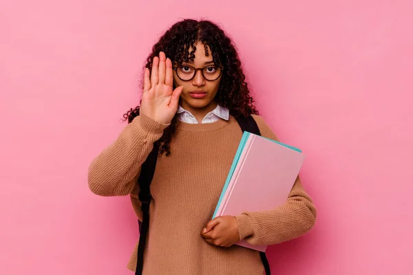 Jeune Étudiante Mixte Femme Isolée Sur Fond Rose Debout Avec — Photo