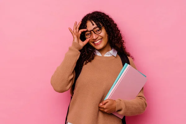 Jeune Étudiante Mixte Femme Isolée Sur Fond Rose Excité Garder — Photo