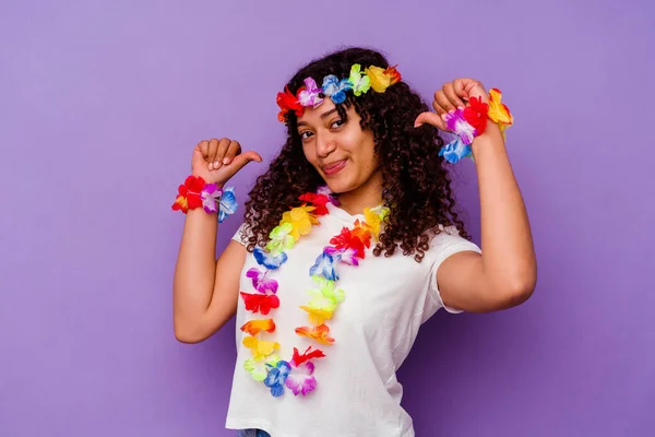 紫色の背景に隔離された若いハワイの女性は誇りと自信を感じています — ストック写真