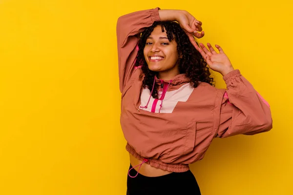 Ung Blandras Kvinna Isolerad Rosa Bakgrund Stretching Armar Avslappnad Position — Stockfoto